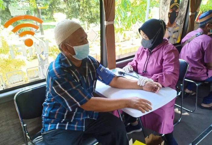 Polresta Sidoarjo Vaksinasi Covid-19 Jamaah Shalat Jumat Masjid Agung