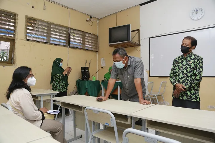 Koperasi Sekolah di Surabaya Kembalikan Uang Siswa MBR yang Terlanjur Beli Seragam