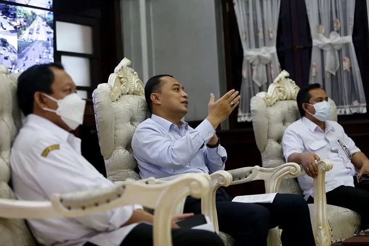 Targetkan 54 Medali Emas, Wali Kota Eri Lepas Atlet Surabaya Bertanding di PON Papua