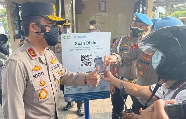 Kapolda Jatim Irjen Polisi Nico Afinta meninjau penerapan pemanfaatan QR dari kode aplikasi PeduliLindungi untuk anggota serta para tamu yang masuk ke lingkungan Mapolda setempat, Selasa (28/9/2021).