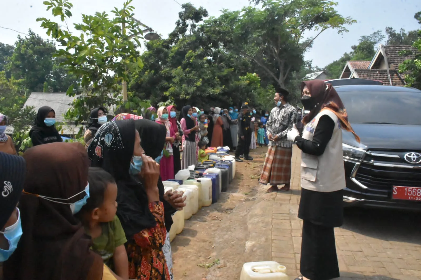 Bupati Ikfina Pantau Distribusi Air Bersih Warga Kunjorowesi