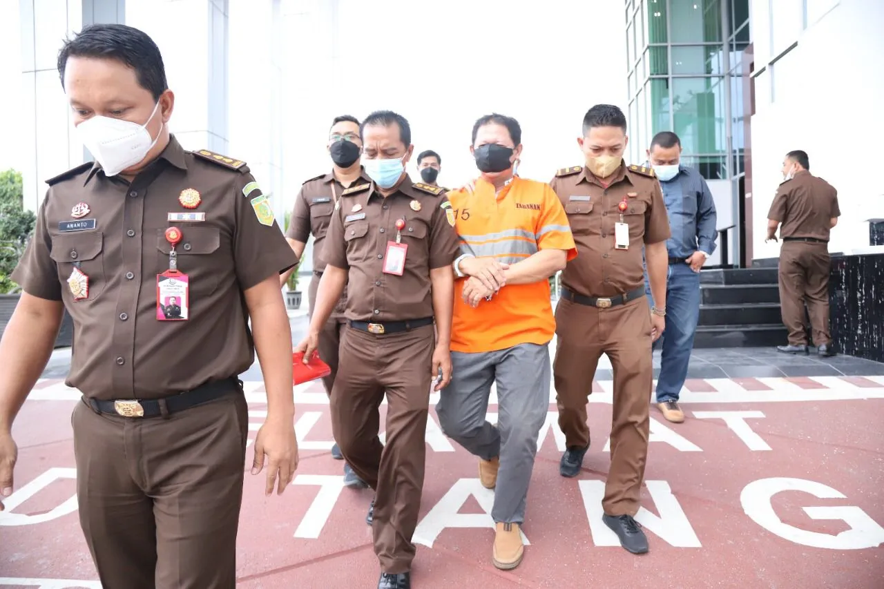 Kejati Jatim Tahan Tersangka Dugaan Kasus Kredit Fiktif Rp 11 Miliar