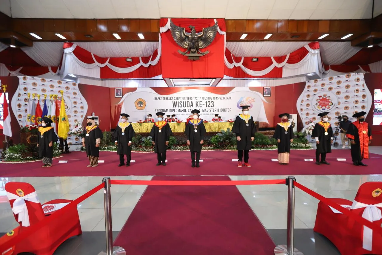 Rektor Untag Tuturkan Semangat Gotong Royong pada Wisudawan
