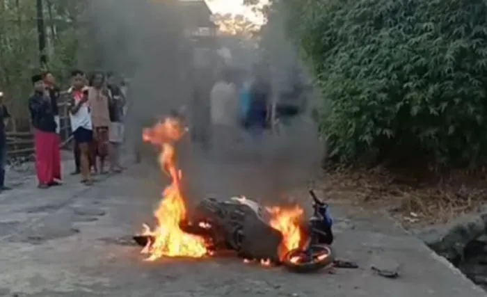Maling Kotak Amal Bonyok Dimassa dan Motor Dibakar