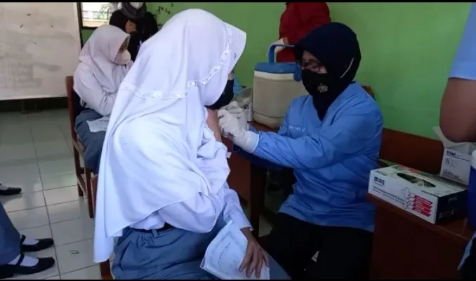 Vaksinasi Pelajar Digencarkan, Ratusan Murid SMAN 1 Garum Divaksin