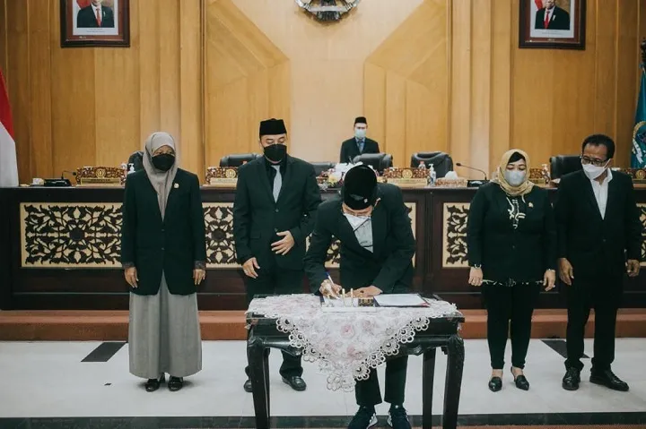 APBD-P Surabaya Rp 8,9 Triliun Disahkan, Ada Seragam Pelajar Gratis hingga Insentif Nakes