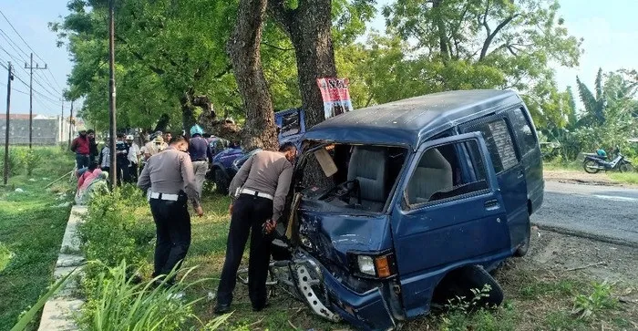 Lepas Roda, 2 Mobil Adu Banteng