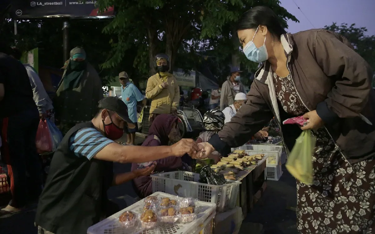 Pedagang di Surabaya Boleh Berjualan Hingga Jam 12 Malam