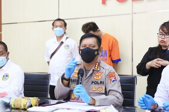 Berlibur bersama Keluarga sambil Bawa 1 Kg Sabu ke Surabaya