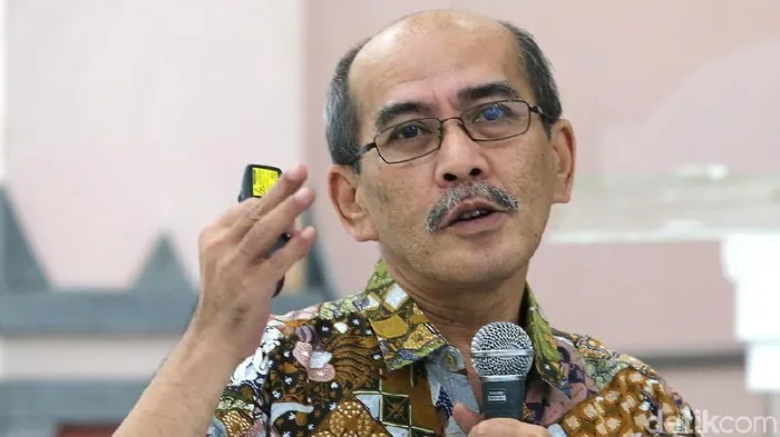 Luhut Ditantang Faisal Basri