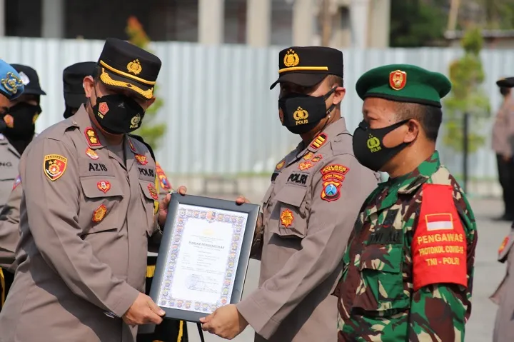 Vaksinasi Sukses, Kapolres Beri Penghargaan Satgas Covid-19 Gresik Kota