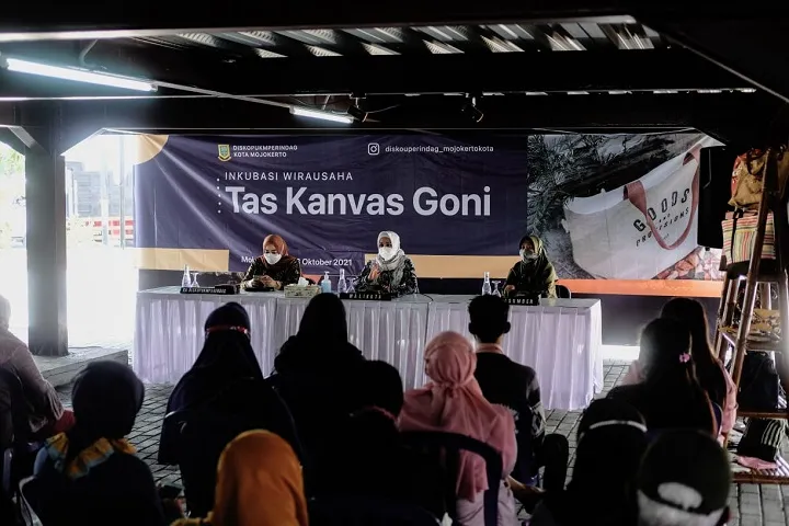 Ratusan Warga Kota Diajari Menyulap Kain Goni Menjadi Tas Kreatif