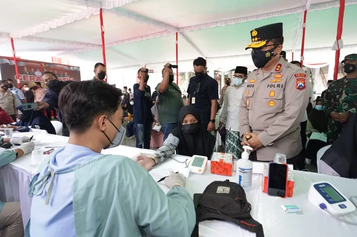 Kapolda Jatim Tinjau Vaksinasi Presisi di Ponpes Mambaul Ma'arif
