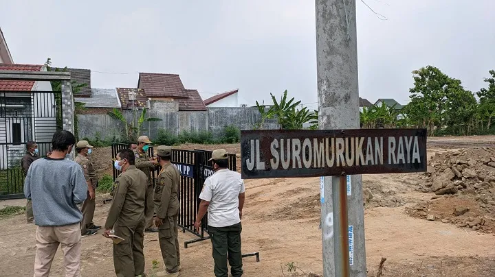 Izin Bodong, Satpol PP Segel Proyek Perumahan Elit Surodinawan