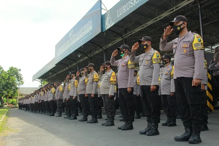 Bhabinkamtibmas yang Membantu Bedah Rumah dengan Uang Pribadi Terima Reward Kapolresta Mojokerto