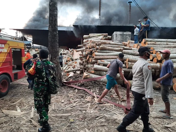 Perusahaan Play Wood Terbakar, Kerugian Ditaksir Capai Ratusan Juta Rupiah