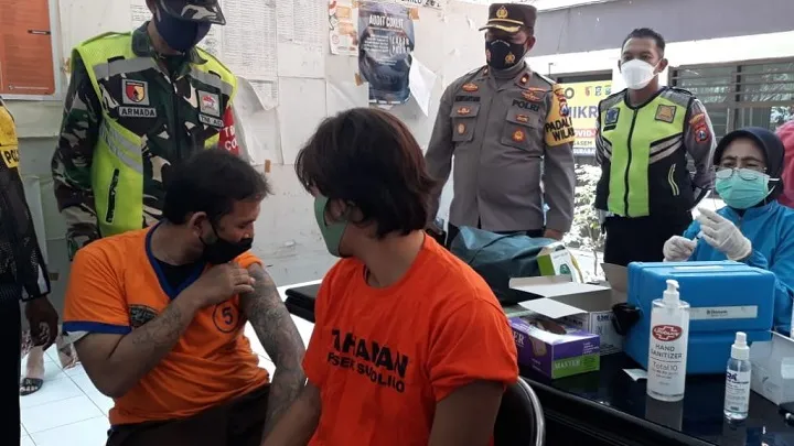 18 Tahanan Polsek Sukolilo Divaksin