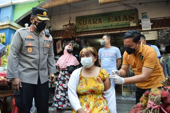 Blusukan ke Pasar, Polisi Berburu Masyarakat Belum Vaksin
