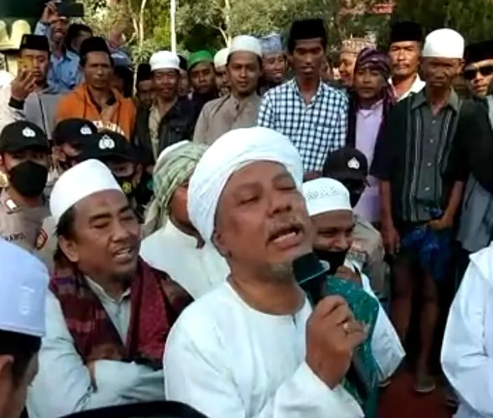 Dinilai Ada Penekanan Vaksin, Ratusan Warga Kepung Gedung Pemkab Sumenep