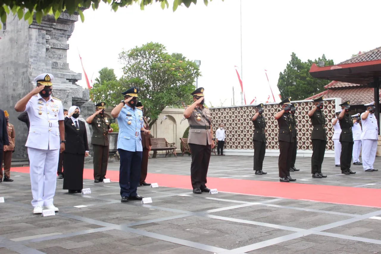 Ikuti Upacara Ziarah Dalam Rangka HUT TNI Ke-76, Wakapolda Jatim Sempatkan Tinjau Vaksinasi di Kota Blitar
