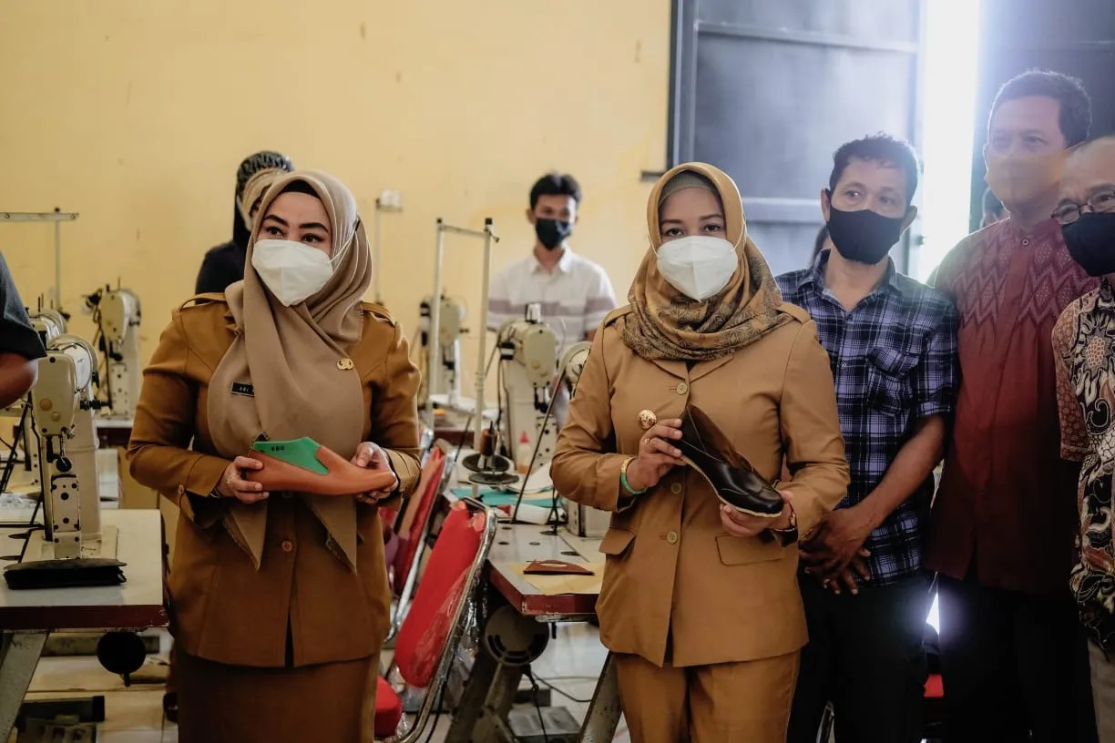 Tinjau Inkubasi Sepatu, Wali Kota Dorong Pengembangan Brand Lokal