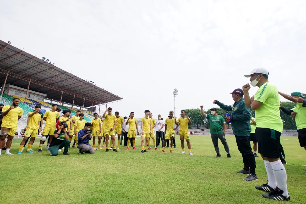 Wawali Cak Ji Beri Semangat Pemain Persebaya Saat Latihan