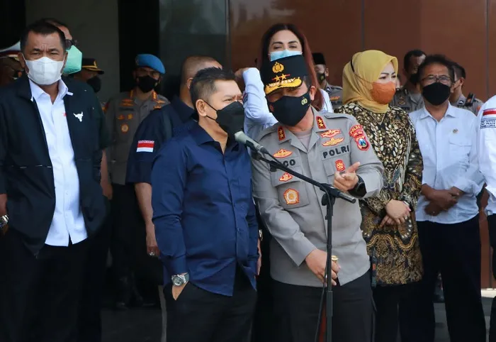 Kunker Reses Komisi III DPR RI di Mapolda Jatim, Lepas 77 Mobil Vaksinasi dan Berikan 2 Ribu Paket Sembako