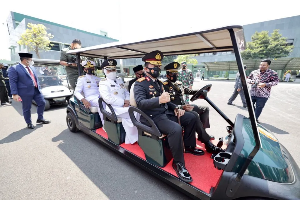 Satu Mobil Sapa Warga yang Antri Vaksin, Forkopimda Jatim Kompak dan Solid