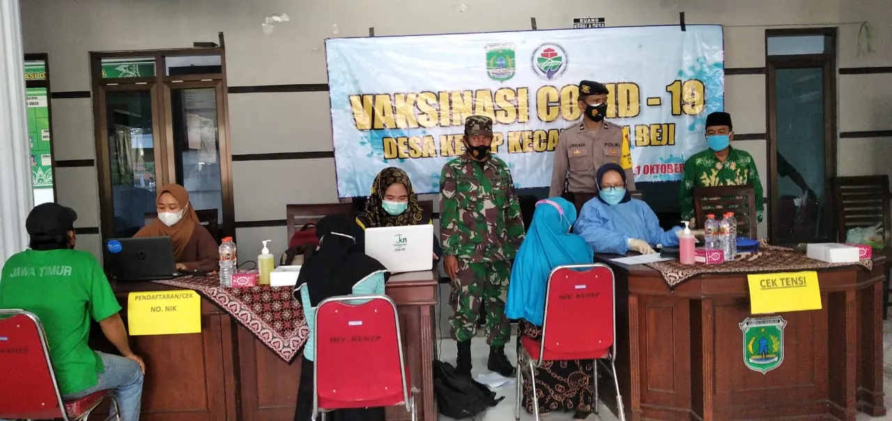 Ratusan Warga Desa Kenep Antri Vaksinasi Gratis