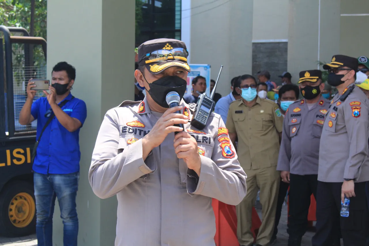 Kapolres Pasuruan Pimpin Pengamanan Unjuk Rasa dengan Pendekatan Persuasif, Humanis Berujung Damai Kondusif