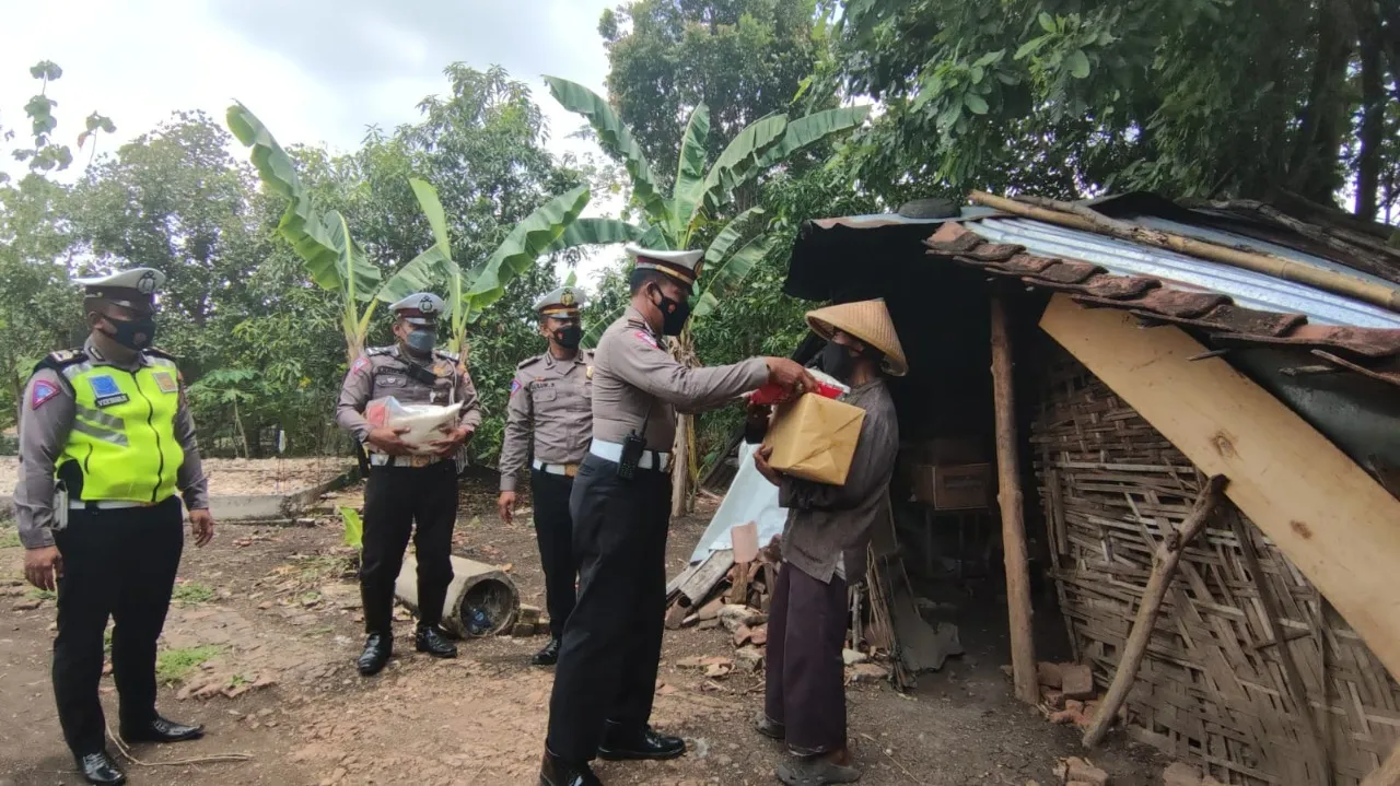 ASTUTI Berbagi di Tengah Pandemi, Satlantas Polres Bojonegoro Kembali Keliling Kampung Serahkan Sembako