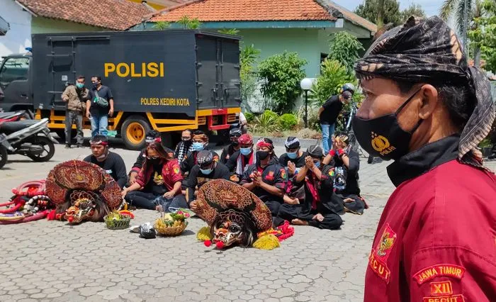 Aliansi Seniman Jaranan Gelar Aksi Demo Makan Paku