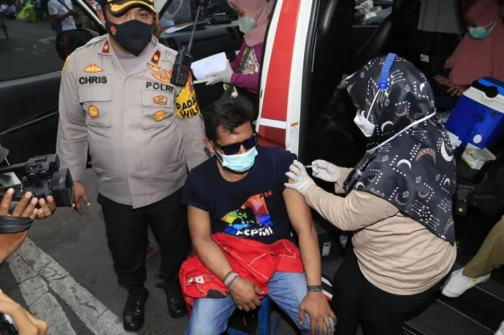 Tuntut Kenaikan Upah, Buruh Dapat Vaksin