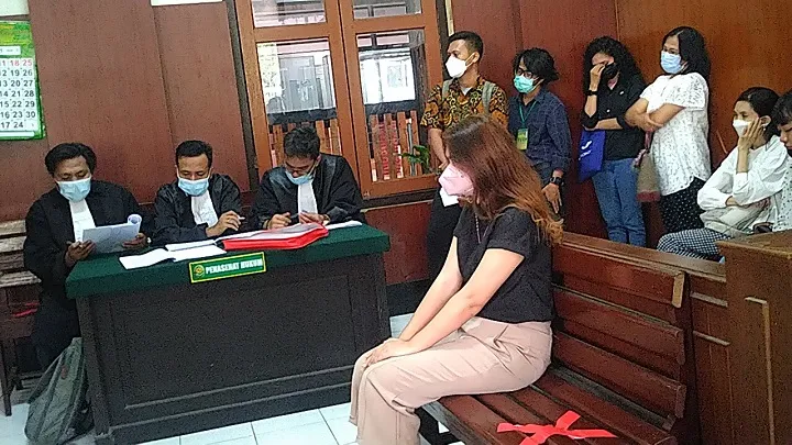 Stella Monica Dituntut 1 Tahun Penjara Akibat Cemarkan Klinik L'ViORS