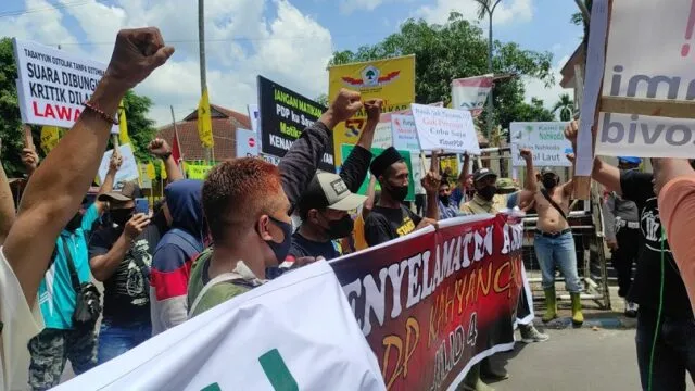 Puluhan Buruh PDP Kahyangan Jember Gelar Demo