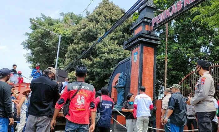 Warga Kediri Demo Tagih Janji Kampanye Bupati