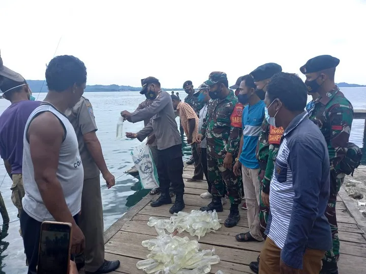 Satgas Pamrahwan Yonif Raider Khusus 732/Banau bersama Kepolisian, Babinsa dan Pemerintah Desa Setempat Musnahkan Puluhan Miras Cap Tikus