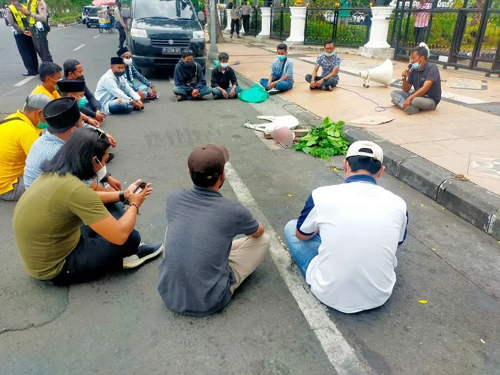 Kritisi Dana Hibah, Gelar Aksi Sembelih Kambing di Kantor Gubernur
