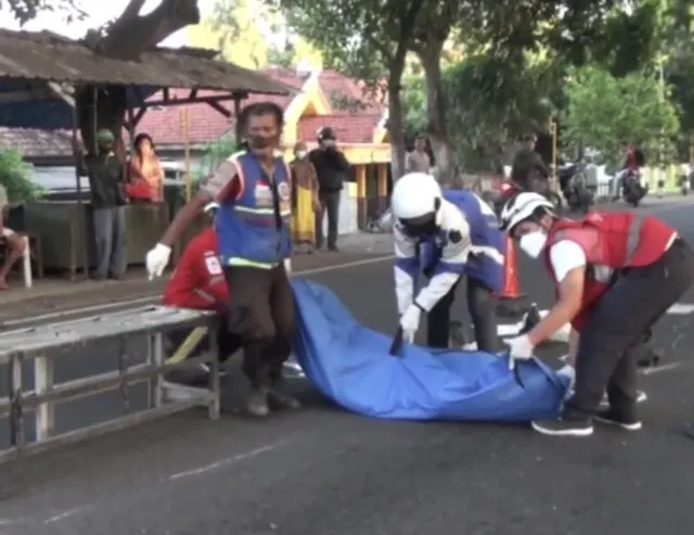 Gagal Menyalip, Pemotor asal Jombang Tertabrak Truk di Mojokerto