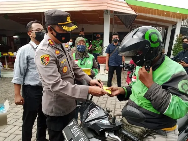 Polres Jember dan URC Gojek Jember Gelar Aksi Penyemprotan Desinfektan kepada Driver Gojek
