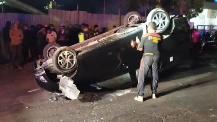 Mobil Terguling Tabrak Median Jalan