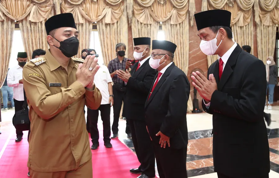 Wali Kota Surabaya Eri cahyadi telah resmi melantik Ketua dan Wakil Ketua Badan Amal Zakat Nasional Kota Surabaya masa periode tahun 2021-2026, Senin (25/10). SP/HUMAS PEMKOT SURABAYA