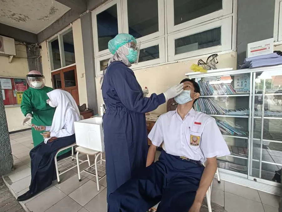 SMP Negeri dan Swasta Surabaya Lakukan Swab RT-PCR Berkala
