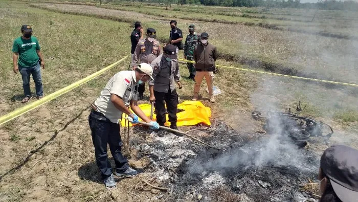 Terduga Pelaku Curanmor Hangus Dibakar Massa