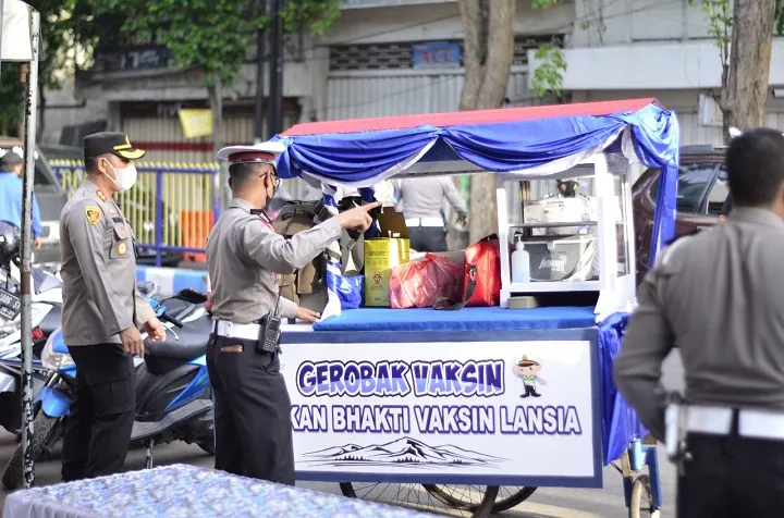 Tingkatkan Capaian Vaksinasi Lansia, Polisi Gunakan Gerobak Vaksin di Pasar