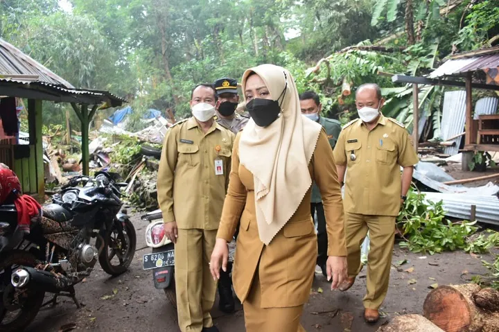 Bupati Jenguk dan Takziah Korban Pohon Tumbang Seloliman
