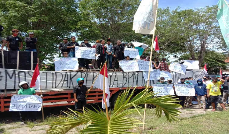 Terbitkan SHM Tanah Sengketa, Kantor BPN Banyuwangi Didemo