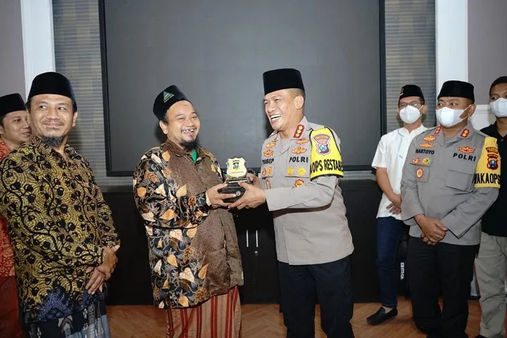 Silaturahmi Tanpa Batas Bersama Asparagus dan Kapolrestabes Surabaya