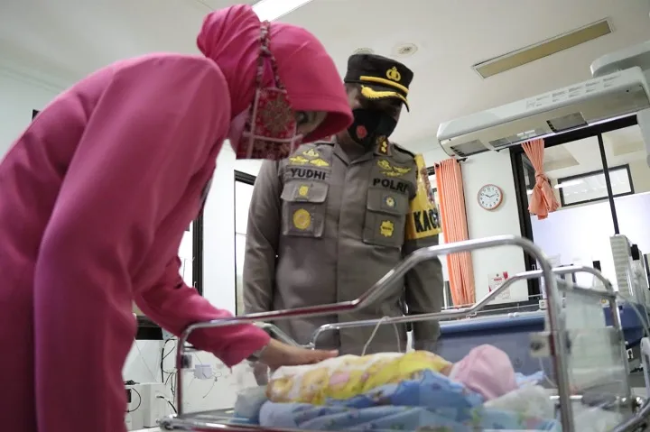 Ketua Bhayangkari Polres Blitar Kota Datangi RUSD Mardi Waluyo, Kunjungi Bayi Perempuan yang Dibuang