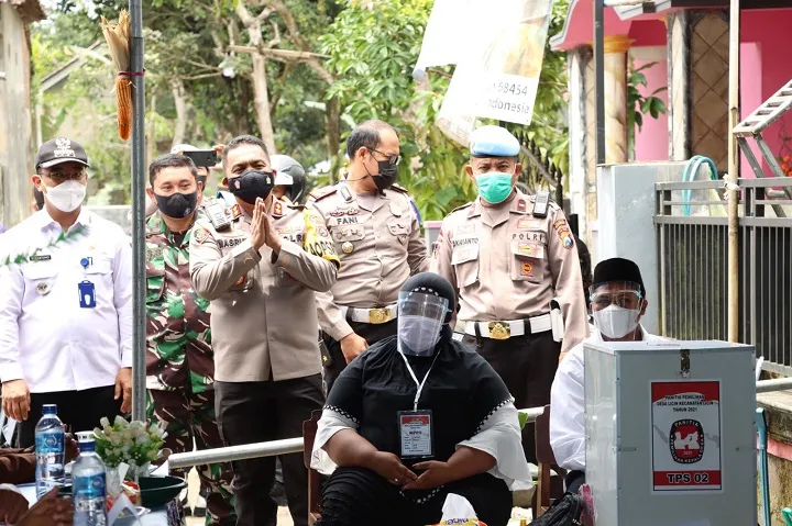 Kunjungi TPS Dengan Bersepeda Motor, Kapolresta Banyuwangi Pastikan Pilkades Serentak Berjalan Aman